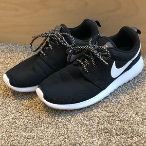 Black Nike Roshe